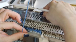 Платочная вязка на однофонтурной вязальной машине | Garter stitch on a knitting machine