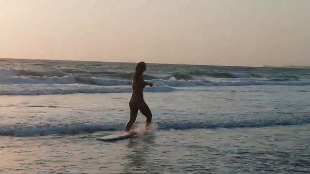 Девушка с доской на пляже в Гоа. В этом видео все прекрасно! Girl with board at Goa Beach. смотреть онлайн