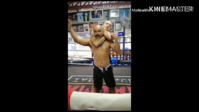 Вот как надо уходить от захвата шеи 😎 смотреть онлайн