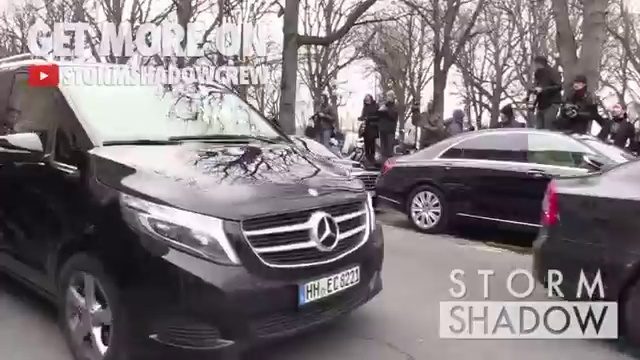 Kristen_Stewart_Kris_Jenner_and_more_attending_Chanel_Haute_Couture_in_Paris