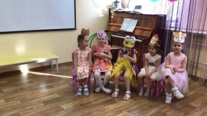 Сценка  к 8 Марта  "Мамы"    (средняя группа)