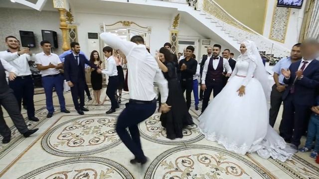 Meşhur Müğenni Dana Toyda Rəqsiyle Hamiya Meydan Oxudu смотреть онлайн