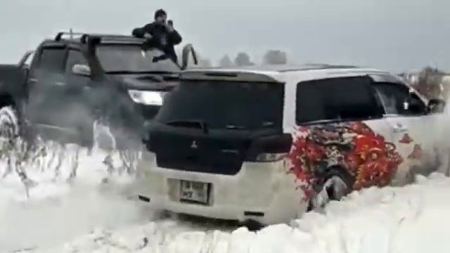 Путешествие Mitsubusi airtrek в заснеженном поле ❄️ смотреть онлайн