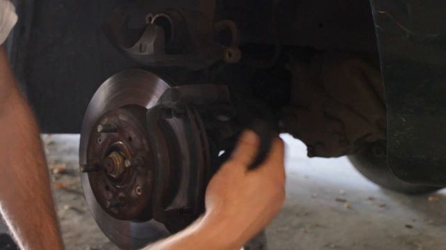 How to Change the Front Brake Pads on a 1997 Honda Civic. смотреть онлайн