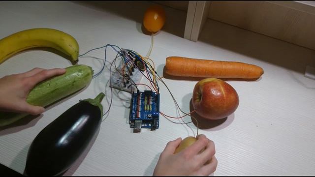 Как сделать фруктово-овощное пианино на Arduino смотреть онлайн