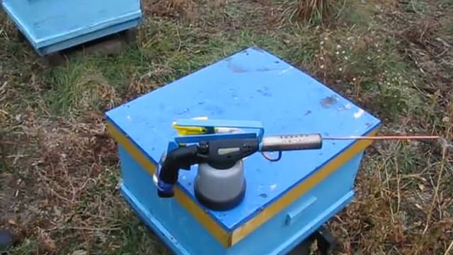 Использование дым-пушки для обработки пчел.Use the smoke gun to handle bees. смотреть онлайн
