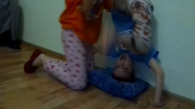 Как встать на голову с помощью рук смотреть онлайн