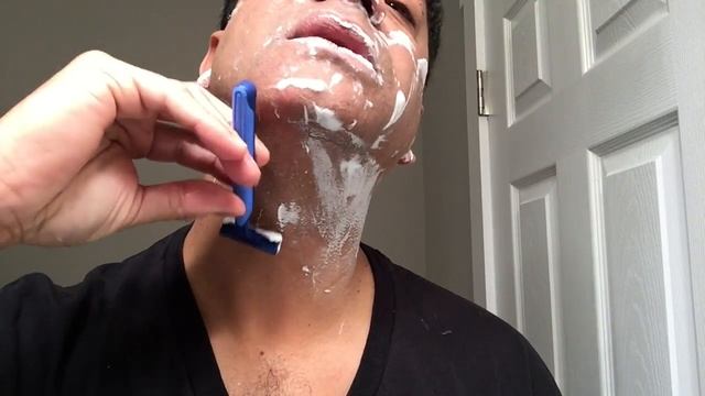 BIC Twin Select vs. Gillette Sensor 2 PLUS | an average guy's review смотреть онлайн