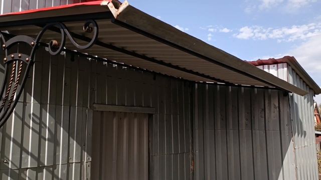 козырëк над входом