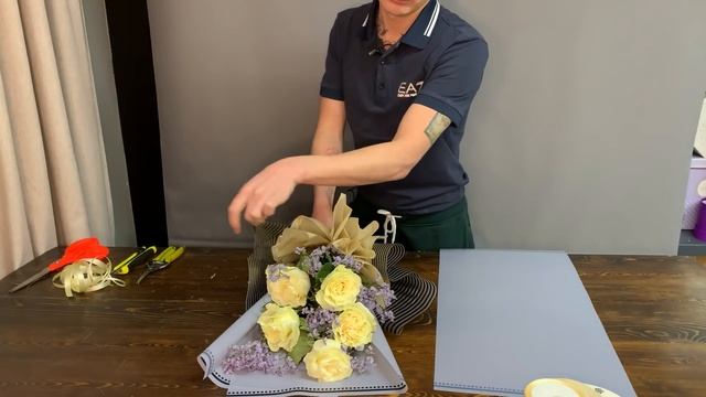 КАК СДЕЛАТЬ БУКЕТ ИЗ ПЯТИ РОЗ / КАК ОБЪЕМНО УПАКОВАТЬ ПЯТЬ РОЗ / БАНТ смотреть онлайн