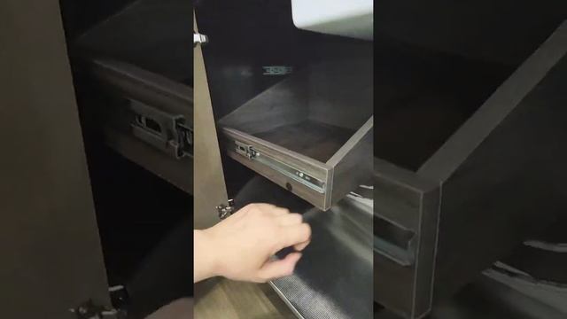 Кухня до потолка с островом шпон/ камень / краска. Обзор смотреть онлайн