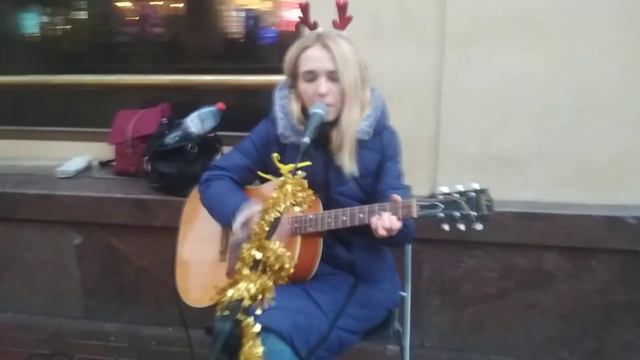 Девушка поёт на улице смотреть онлайн