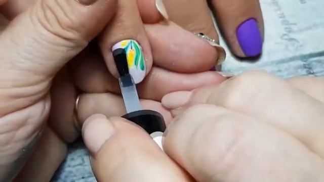 Воздушный комбинированный дизайн ногтей, выполненный с применением мозковой и акварельных техник. смотреть онлайн