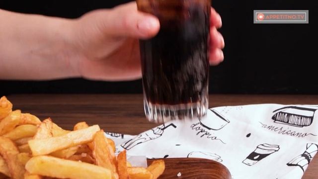Не бойтесь добавить Колу! Только так, получается самая хрустящая картошка фри! смотреть онлайн