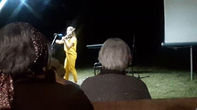 Юля на скрипке играет Лагерь Надежда костер 07.20 смотреть онлайн