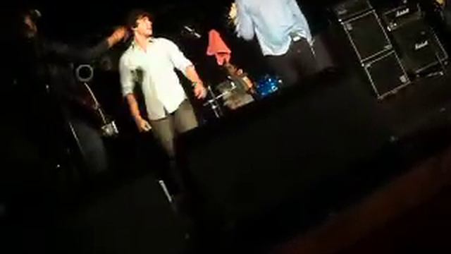 camerons guitar broke and me screaming stupidly. смотреть онлайн