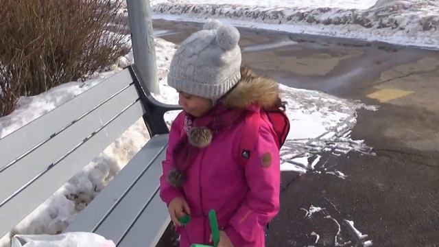 Кидаем шары с водой! И катаемся на качелях смотреть онлайн