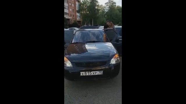 Громкая музыка из авто и танцы на пер. Широкий у Сплетней. Ижевск. смотреть онлайн