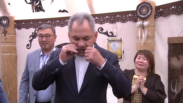 Сергей Шойгу сыграл на хомусе в парке «Зарядье» смотреть онлайн
