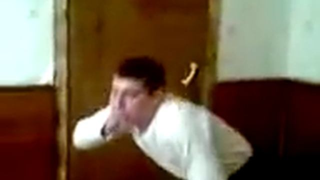 пацаны в армии ломают себе уши, косят под дагов.3gp смотреть онлайн