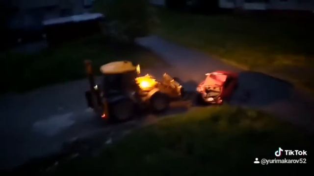 Не злите тракториста. Березники. Трактор раздавил тачку смотреть онлайн