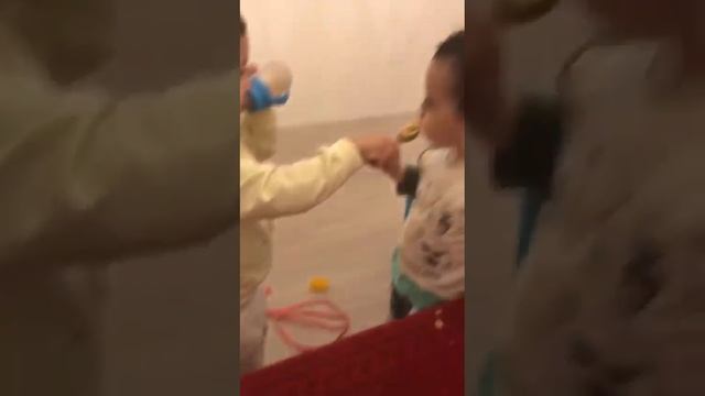 Пусть взрослые учатся, как нужно за мужчиной ухаживать ?? смотреть онлайн