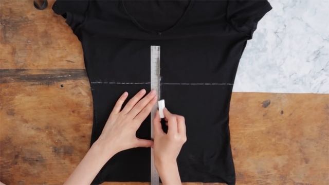 Лучшие лайфхаки с одеждой/ Топ из старой футболки смотреть онлайн