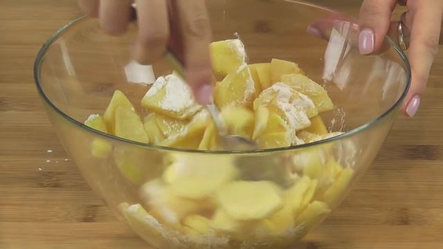 Вкусный штрудель с яблоками . Рецепт яблочного штруделя из слоеного теста / Apple strudel. Eng sub смотреть онлайн