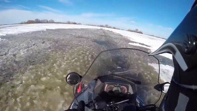 На снегоходе по воде!!! смотреть онлайн