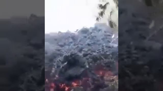 Лава с вулкана Пакая заходит в дома смотреть онлайн