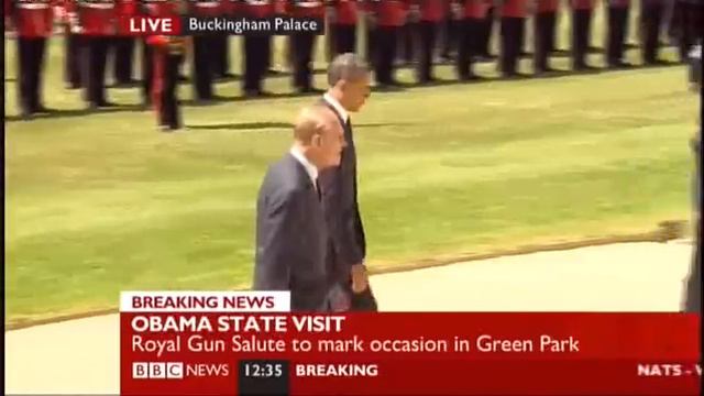 President Barack Obama & Queen Elizabeth accept 42 gun Salute Buckingham Palace смотреть онлайн