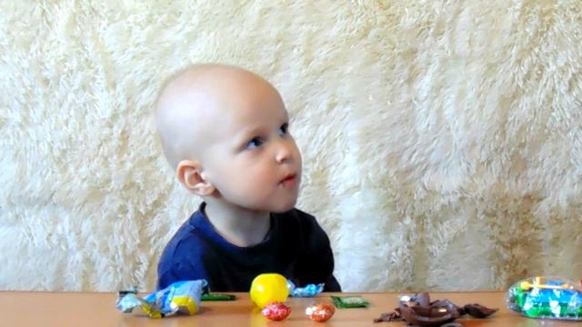Большой Kinder Surprise и маленькие шоколадные яйца;) смотреть онлайн