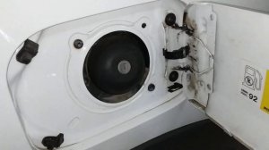 Скопление грязи у заливной горловины Ларгуса