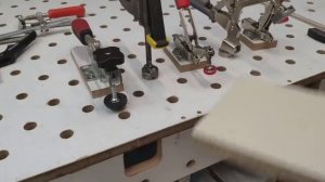 Фиксация деталей на столешнице. Быстро зажимные струбцины.