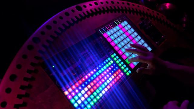 'The River Must Flow' - Ambient live looping improv, with vocals by Ellen McIlwaine - on a Deluge смотреть онлайн