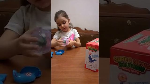Тамара показывает своего дельфинчика смотреть онлайн