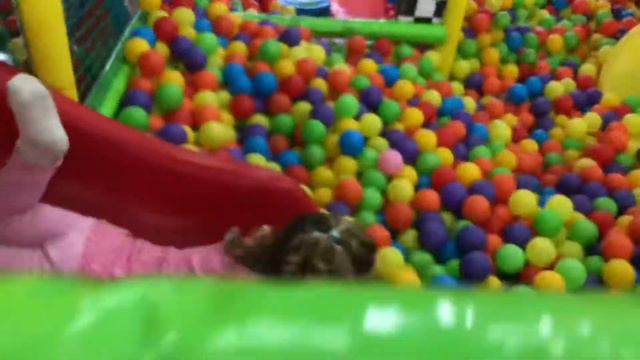 Вика в детском игровом центре Акуна Матата город Анапа смотреть онлайн