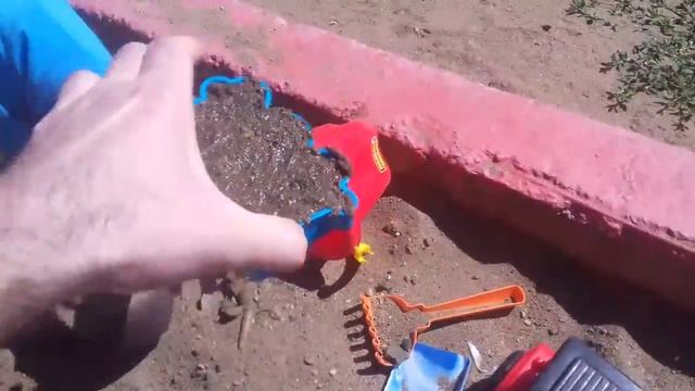 Играем на песке с ведерком лопатками и трактором Playing in the sand with a bucket and blade tracto смотреть онлайн
