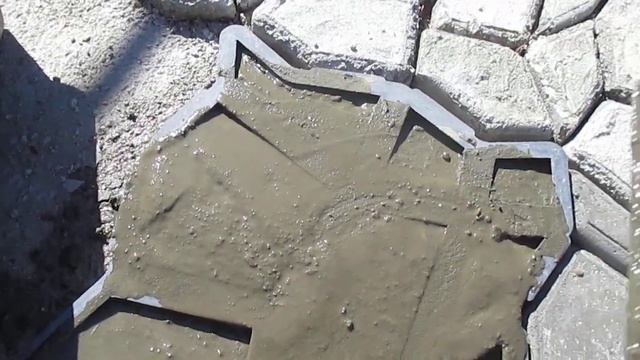 Использование формы для дорожек при бетонировании сложного наклонного въезда под машину. смотреть онлайн