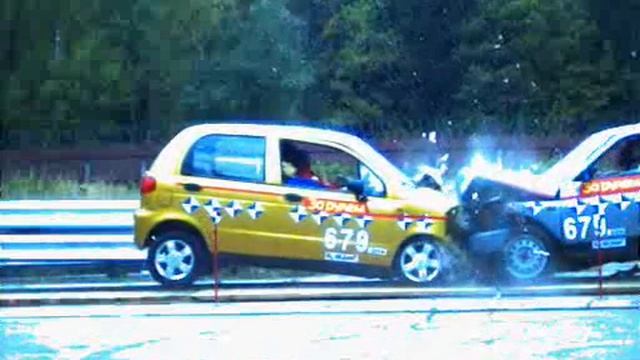 Краш тесты отечественных автомобилей. Daewoo Matiz vs Lada 112 смотреть онлайн