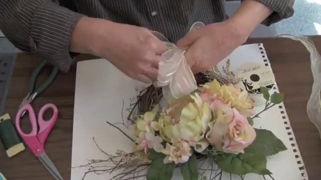 Making A Cabbage Rose Wreath смотреть онлайн