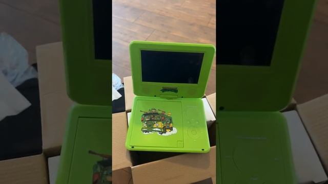 Unboxing TMNT Portable 7” DVD Player смотреть онлайн