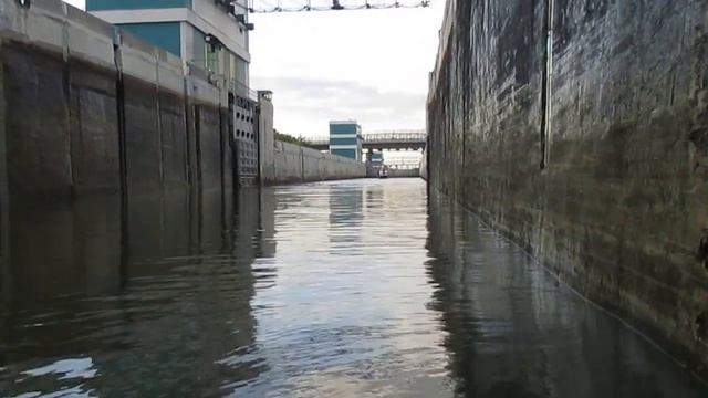 Катаемся на лодке, проходим через ШЛЮЗ Новосибирск. смотреть онлайн