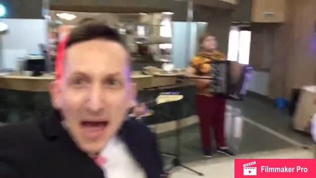 Ведущие праздничного агентства Михаил Дербенев Тамада Плюс выездная регистрация Плюс музгруппа смотреть онлайн