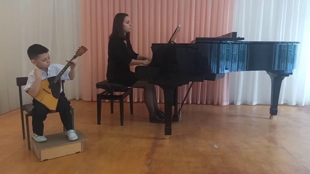 И. Бах Менуэт перел. Самарина, рнп Скоморошья небылица обр. Г. Камалдинова смотреть онлайн