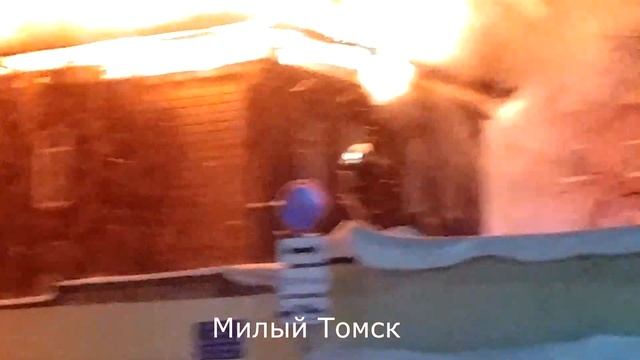 Горит деревянный дом на Нечевском, 18а. Кабель под напряжением упал на припаркованный автомобиль смотреть онлайн