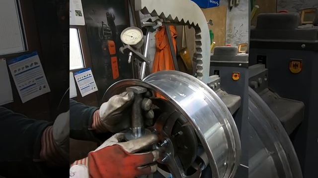 Ремонт диска мотоцикла и оборудование Hunter. Liepājā Ziemelu iela 36. Disku taisīšanu. смотреть онлайн