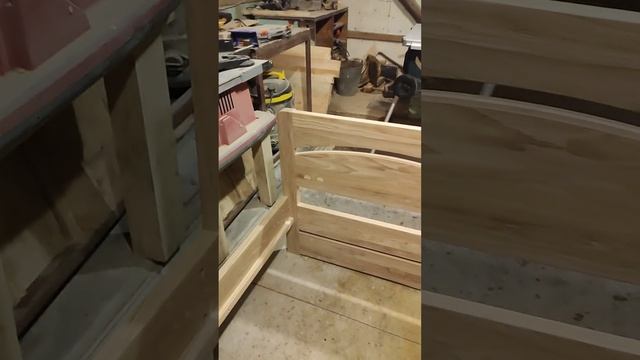 Дубовая кровать,предварительная сборка.Пока без настила и ящиков. смотреть онлайн