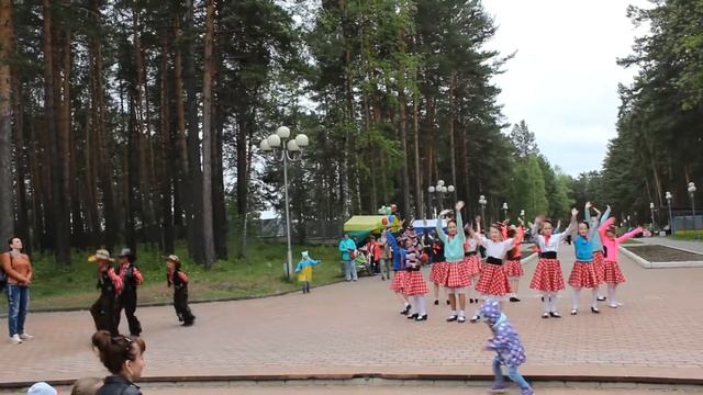 Ковбои в парке в честь начала лета. ☀️ смотреть онлайн