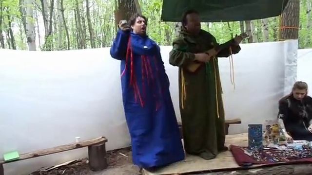 Поющие монахи - И мухи всё ближе ко мне смотреть онлайн